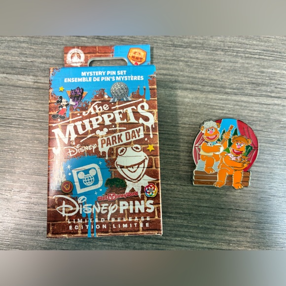 Disney Parks 2026 The Muppets Park Day Blind Box Pin Fozzi Bear - Picture 3 of 7